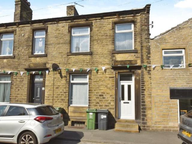 Swallow Lane, Huddersfield HD7 3 bed terraced house to rent £800 pcm £185 pw