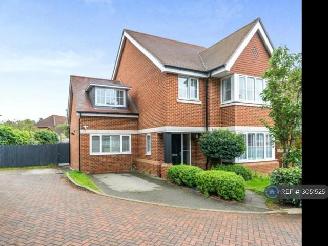 Swallowtail Grove, Camberley, GU16 4 bed detached house to rent £2,800 pcm £646 pw