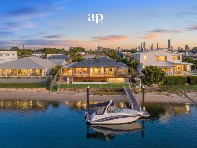 'SWAN' Spacious Waterfront Residence Great for Investment or Large families! Seller wants it sold!