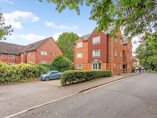 Swan Close, Rickmansworth WD3, 2 bed flat to rent, £1,850 pcm | PrimeLocation