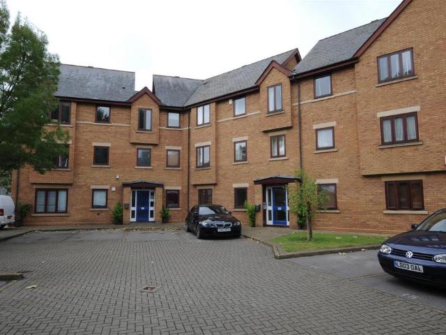 Swan Court, Paradise Street 3 bed flat to rent £2,415 pcm £557 pw