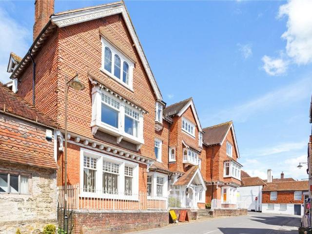 Swan House, Saddlers Row, Petworth. 2 bed apartment to rent £1,750 pcm £404 pw