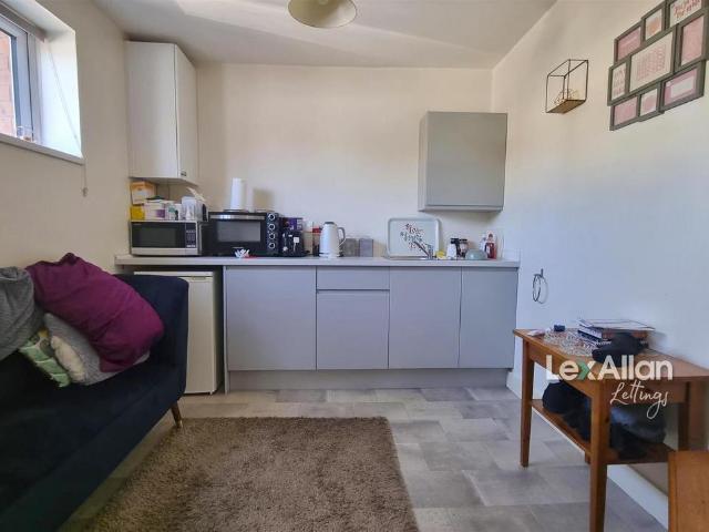 Swan House, 76 Lower High Street. Studio to rent £495 pcm £114 pw
