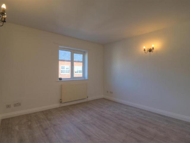 Swan Lane, Evesham 1 bed flat to rent £750 pcm £173 pw