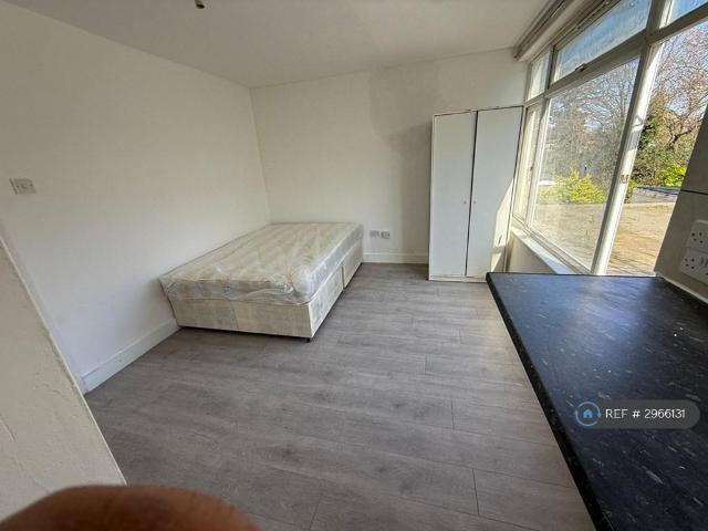 Swan Rd, Southall, UB1 Studio to rent £1,000 pcm £231 pw