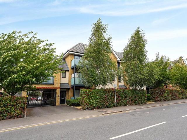 Swan Road, Middlesex UB7 2 bed apartment to rent £1,875 pcm £433 pw