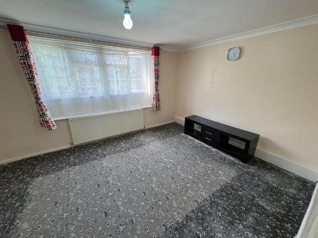 Swan Road, Southall 2 bed apartment to rent £1,800 pcm £415 pw