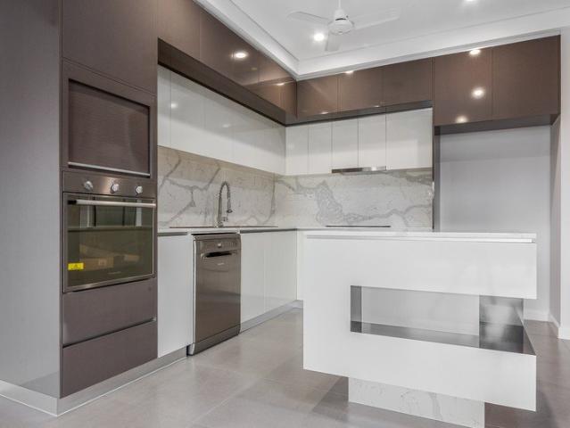 SWANKY TOP FLOOR APARTMENT LEASED AT $695 PER WEEK