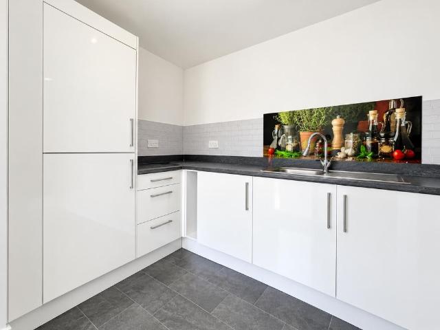 Swanley BR8 2 bed flat to rent £1,750 pcm £404 pw