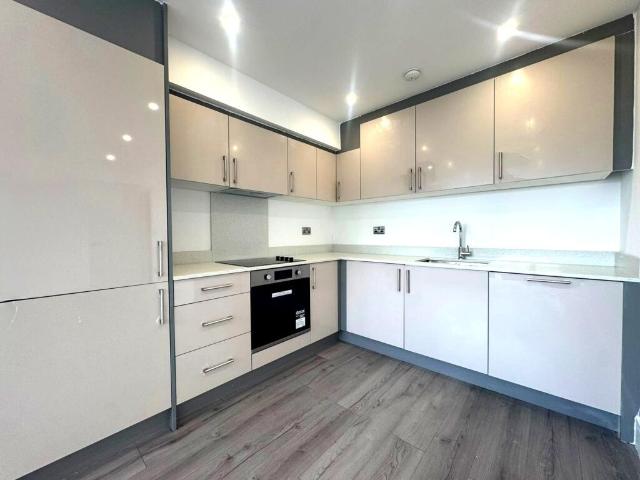 Swanley Centre, Swanley, BR8 2 bed flat to rent £1,550 pcm £358 pw