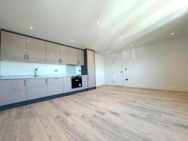 Swanley Centre, Swanley, BR8 2 bed flat to rent £1,600 pcm £369 pw