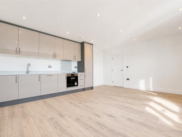 Swanley Centre, Swanley, BR8 2 bed flat to rent £1,600 pcm £369 pw