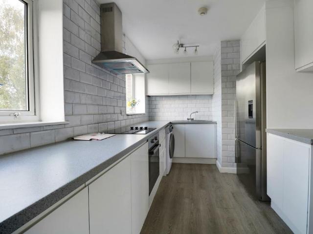 Swanley, Kent BR8 4 bed townhouse to rent £2,100 pcm £485 pw