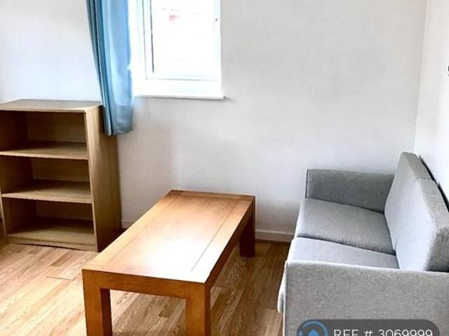Swansea, Swansea, SA1 1 bed flat to rent £775 pcm £179 pw