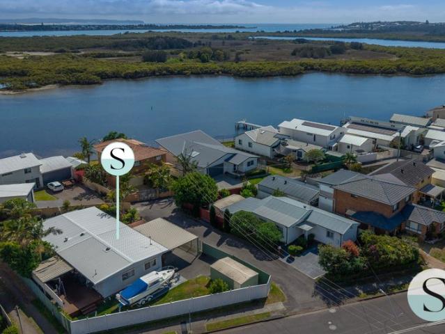Swansea's Best Buy! One Off Waterfront Access, Low Maintenance, Renovated Quality Interior, Multiple Parking Options For The Boat/Motorhome