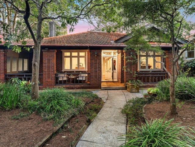Non conservation Federation charm with sweeping Blue Mountains views and walk to rail convenience