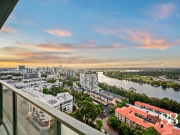 SWEEPING VIEWS FROM NORTH TO EAST FROM THE SUB PENTHOUSE LEVEL & READY TO MOVE IN IMMEDIATELY