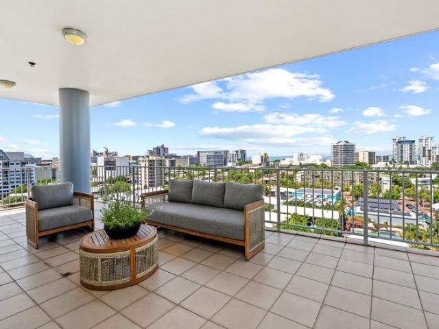 Sweeping Views from a Superb City Setting