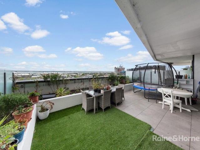SWEEPING VIEWS OF CITY & YARRA RIVER FROM YOUR HUGE 51.5m2 PRIVATE BALCONY