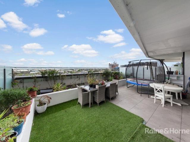 SWEEPING VIEWS OF CITY & YARRA RIVER FROM YOUR HUGE 51.5m2 PRIVATE BALCONY