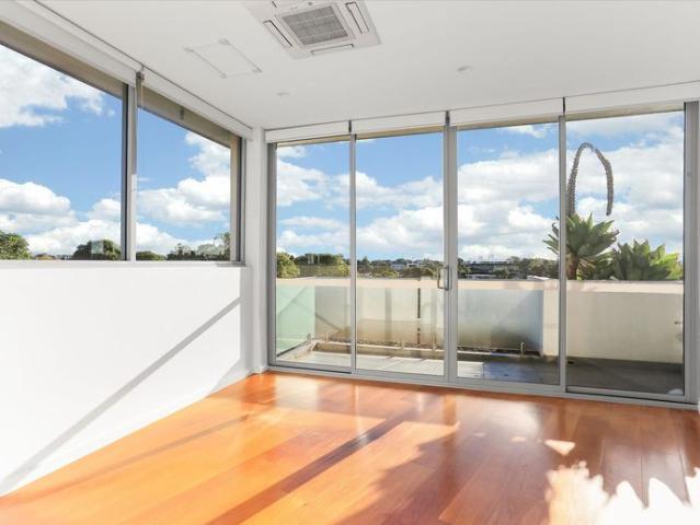 SWEEPING VIEWS OF FIVE DOCK BAY!