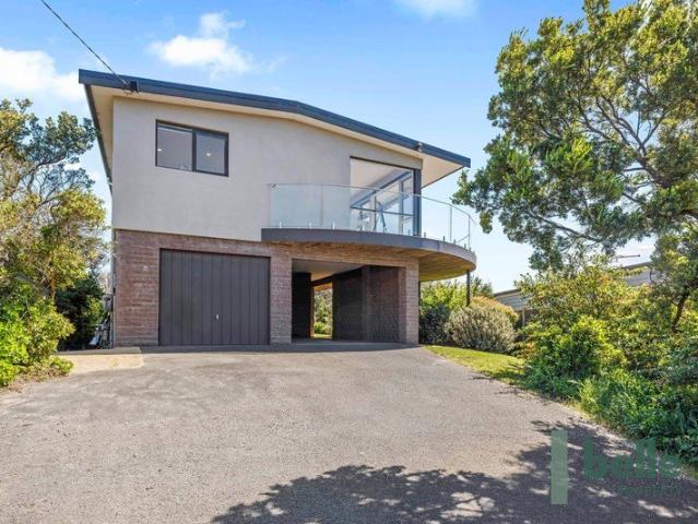 Sweeping bay views, walk to beach & village!