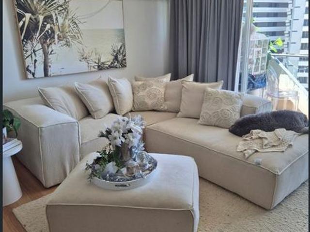 Sweeping Ocean Views 100mts From the Beach 1 bedroom, 1 bathroom secure underground parking Surfers Paradise Unit