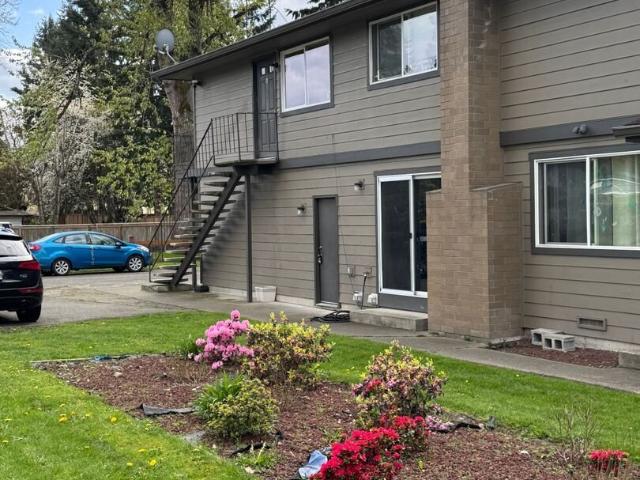 Sweet Updated 2 Bedroom Townhome w/Garage in Nice 4 Plex in Pacific!