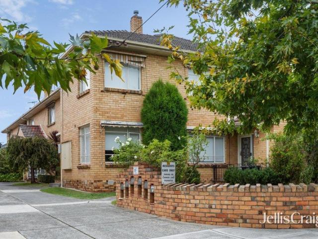 Sweet and savvy in 'Linwood Court'