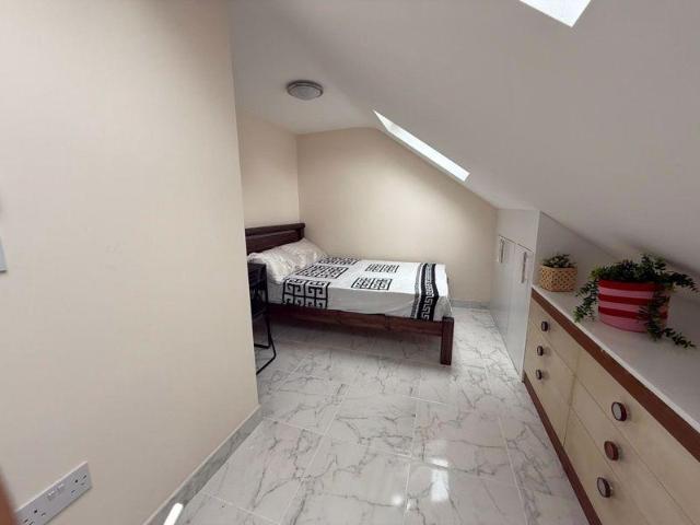 Sweet Briar Green, London Studio to rent £1,300 pcm £300 pw