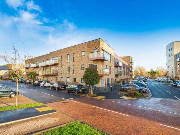 Sweetbriar Avenue, Carshalton SM5, 2 bed flat to rent, £1,800 pcm | PrimeLocation