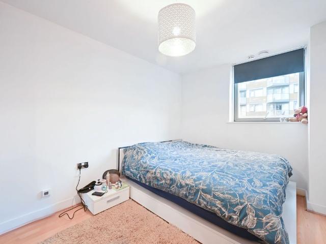 Switch House, Canary Wharf, London E14, 2 bed flat to rent, £2,449 pcm | PrimeLocation