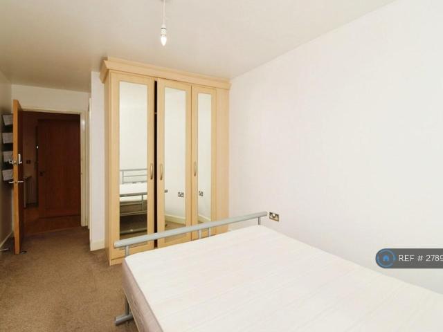 Switch House, London, E14 2 bed flat to rent £2,750 pcm £635 pw