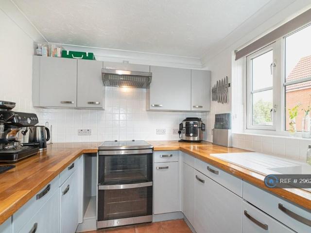 Swiftsure Road, Grays, RM16 3 bed semi detached house to rent £1,950 pcm £450 pw