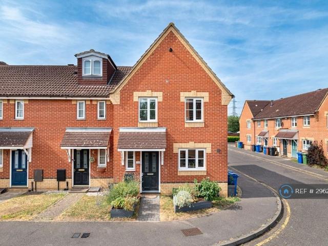 Swiftsure Road, Grays, RM16 3 bed semi detached house to rent £1,950 pcm £450 pw