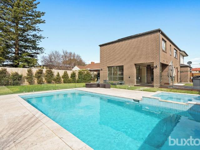 SWIMMIMG POOL & SPA PLUS REAR GARDEN, 3 LIVING AREAS, DOUBLE GARAGE & 4 BEDROOMS!