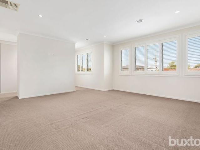 SWIMMIMG POOL & SPA PLUS REAR GARDEN, 3 LIVING AREAS, DOUBLE GARAGE & 4 BEDROOMS!