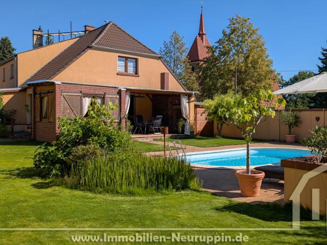 Swimmingpool, Außenküche, Fußballplatz großes Einfamilienhaus mit Scheune in Kerzlin