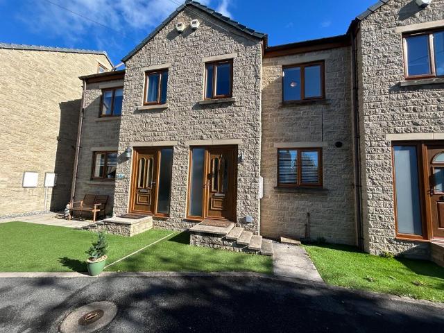 Swincliffe Gardens, Gomersal. 3 bed townhouse to rent £1,250 pcm £288 pw