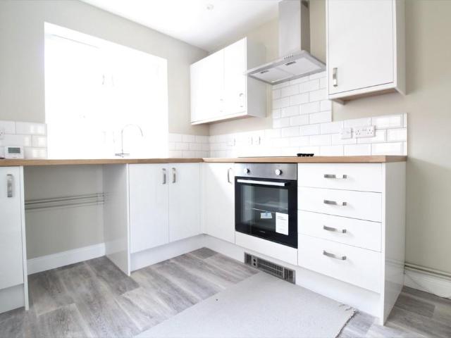 Swindon Street, Swindon SN6 2 bed townhouse to rent £1,095 pcm £253 pw