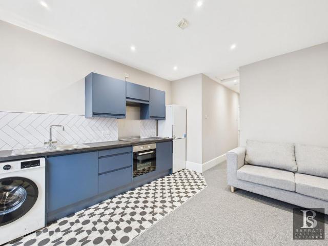 Swindon SN1 2 bed flat to rent £1,450 pcm £335 pw