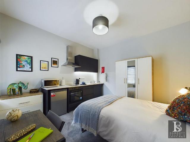 Swindon SN1 Studio to rent £900 pcm £208 pw