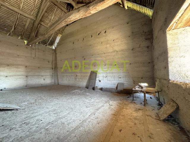 ST VICTOR DE MORESTEL, GRANGE A RENOVER 200m2 planchers