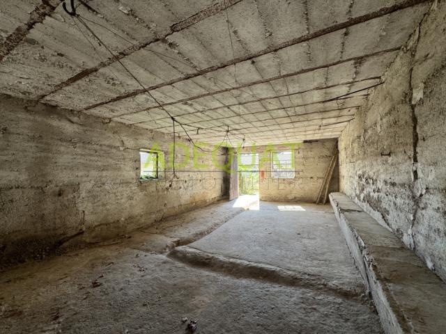 ST VICTOR DE MORESTEL, GRANGE A RENOVER 200m2 planchers