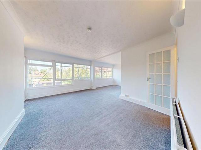 St Winifreds Close, Chigwell, IG7 2 bed apartment to rent £1,695 pcm £391 pw
