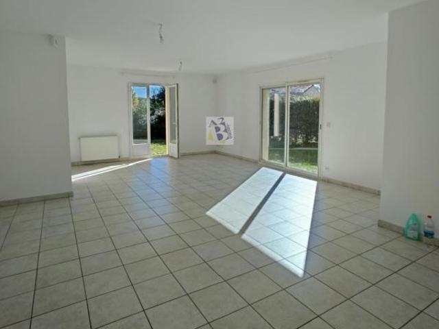 ST YRIEIX – Belle maison de plain pied, 4 chambres, terrasse, garage et jardin