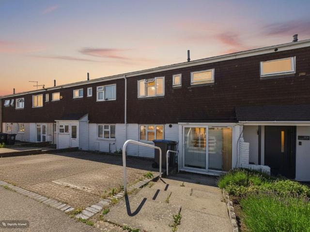St. Agnells Lane, Hemel Hempstead. 3 bed terraced house to rent £1,900 pcm £438 pw