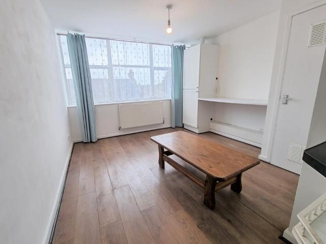 St Albans Road, Watford WD24 2 bed flat to rent £1,250 pcm £288 pw