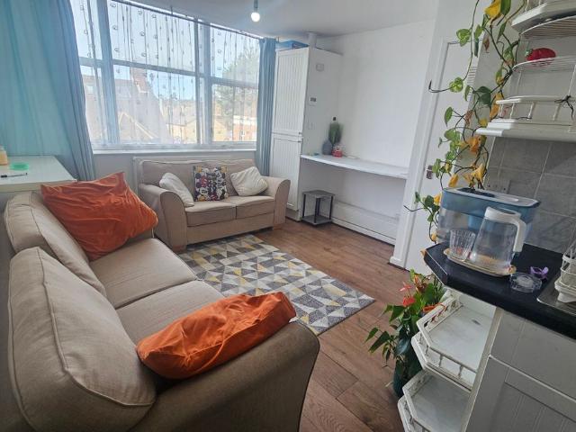 St Albans Road, Watford WD24, 2 bed flat to rent, £1,250 pcm | PrimeLocation
