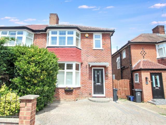 St. Albans Road, Woodford Green, IG8 3 bed semi detached house to rent £2,700 pcm £623 pw